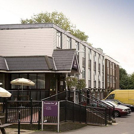 Premier Inn Epsom South ภายนอก รูปภาพ