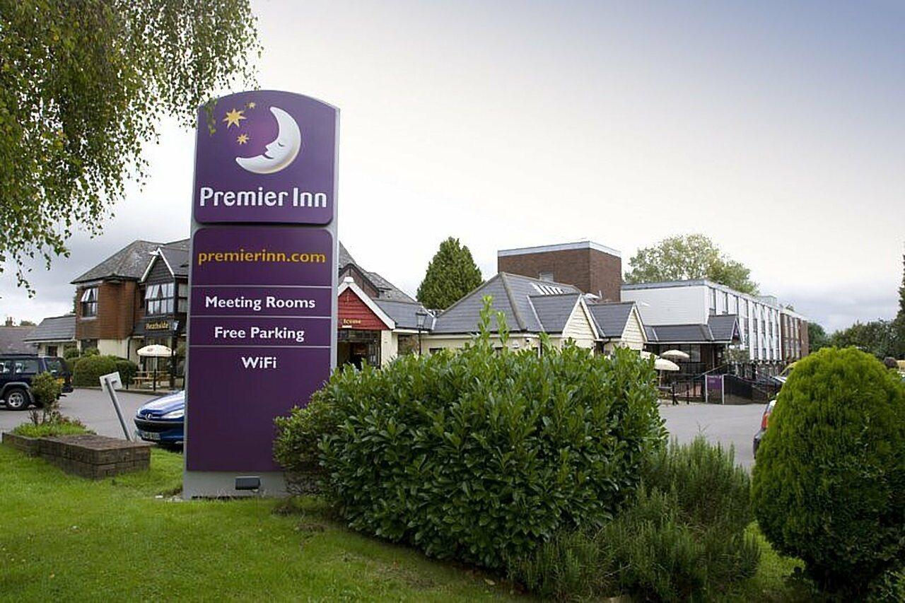 Premier Inn Epsom South ภายนอก รูปภาพ