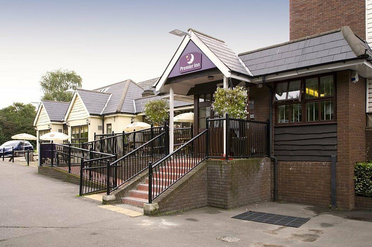 Premier Inn Epsom South ภายนอก รูปภาพ