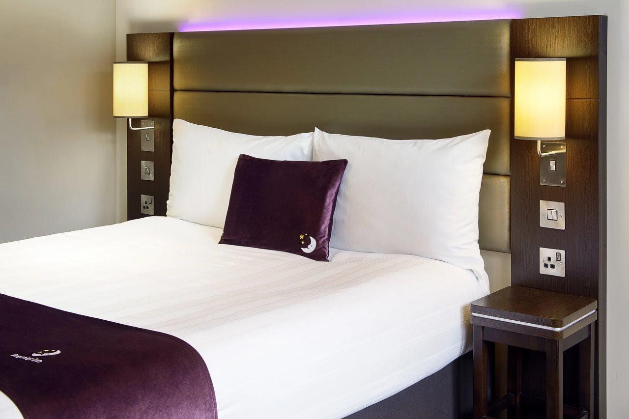 Premier Inn Epsom South ภายนอก รูปภาพ