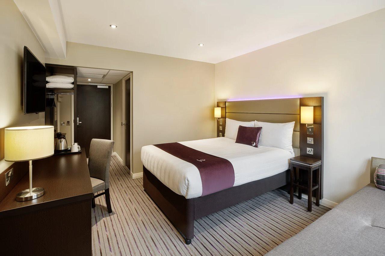 Premier Inn Epsom South ภายนอก รูปภาพ