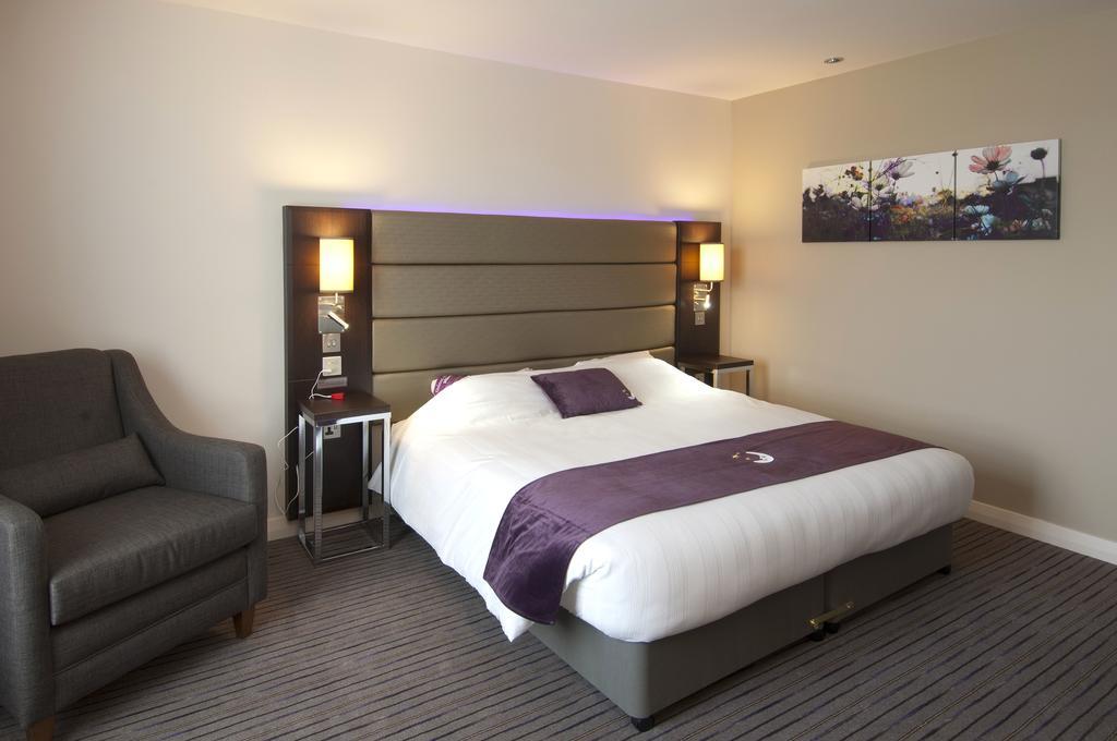 Premier Inn Epsom South ภายนอก รูปภาพ