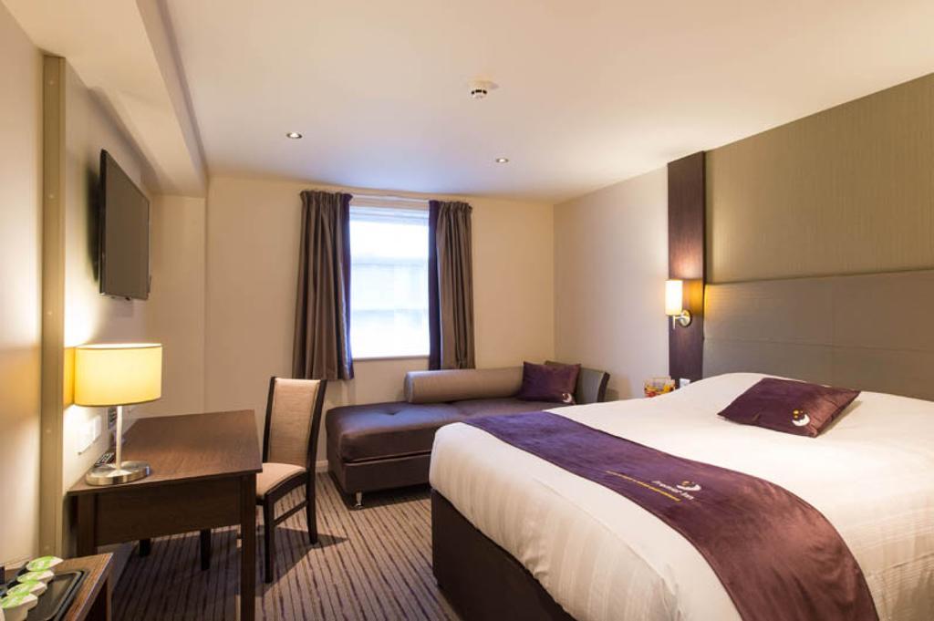 Premier Inn Epsom South ภายนอก รูปภาพ