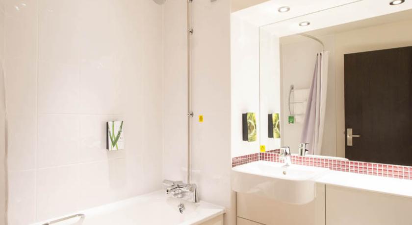 Premier Inn Epsom South ภายนอก รูปภาพ