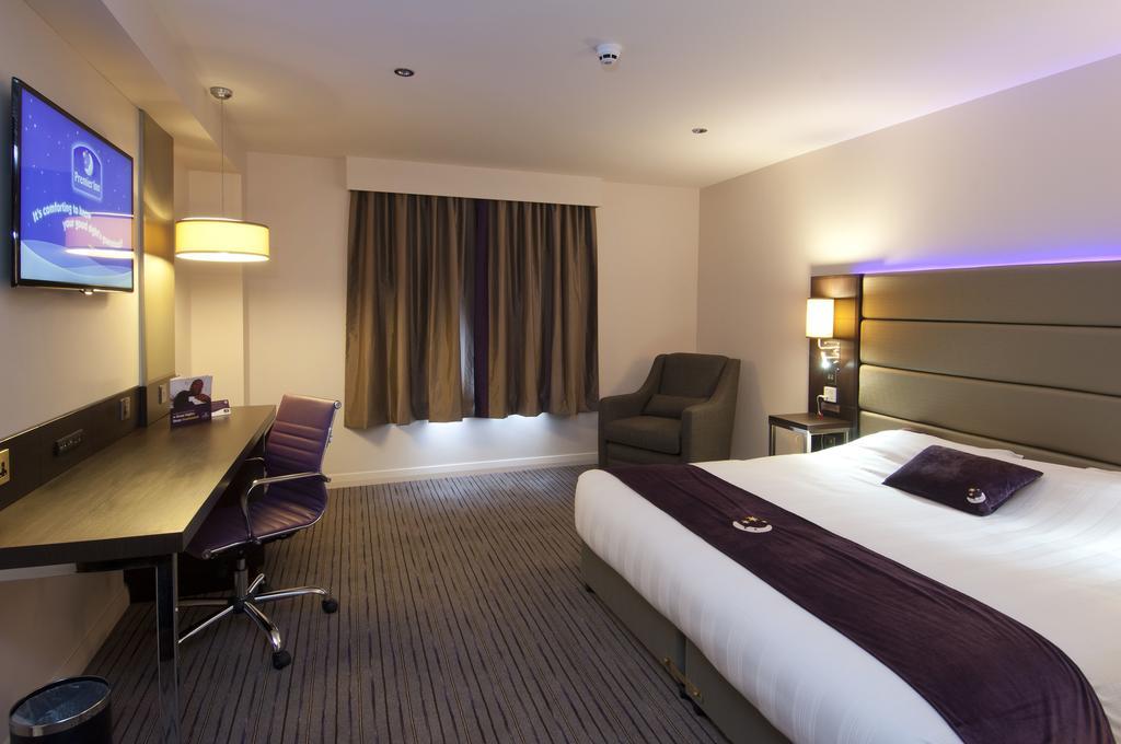 Premier Inn Epsom South ภายนอก รูปภาพ
