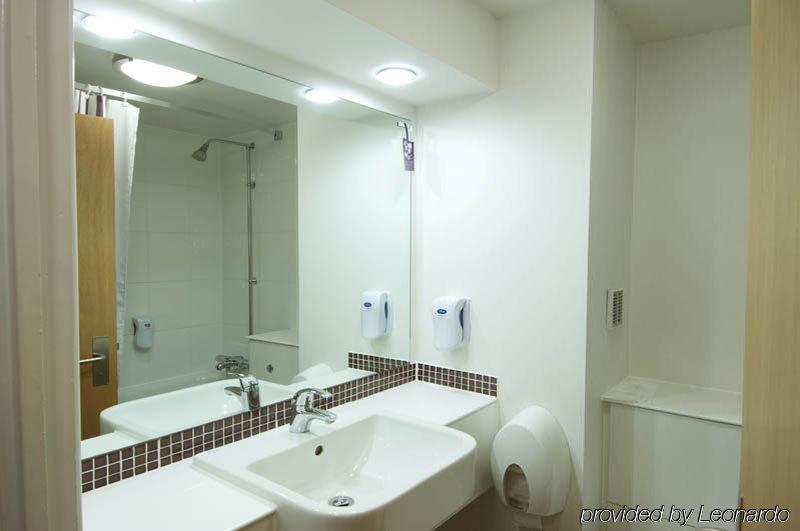 Premier Inn Epsom South ภายนอก รูปภาพ