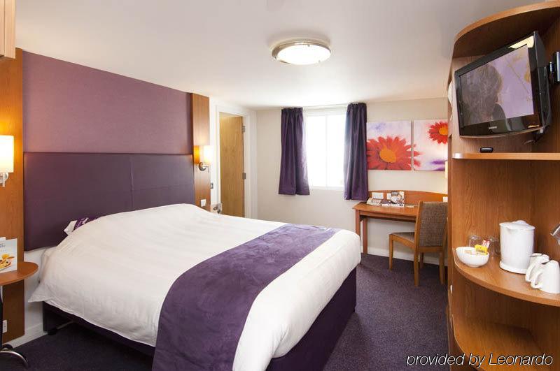 Premier Inn Epsom South ภายนอก รูปภาพ