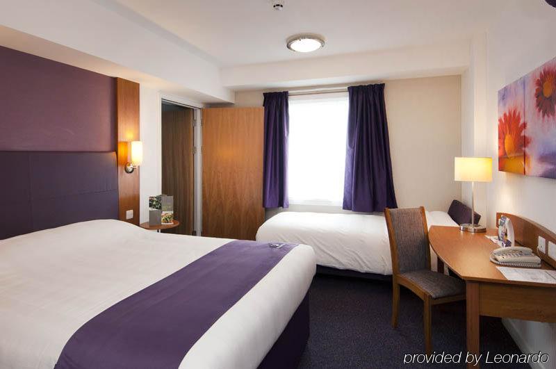 Premier Inn Epsom South ภายนอก รูปภาพ