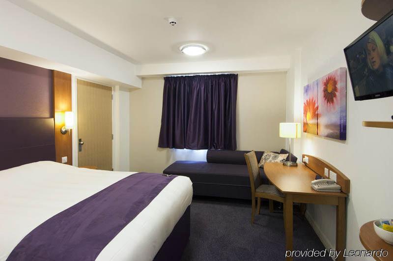 Premier Inn Epsom South ภายนอก รูปภาพ
