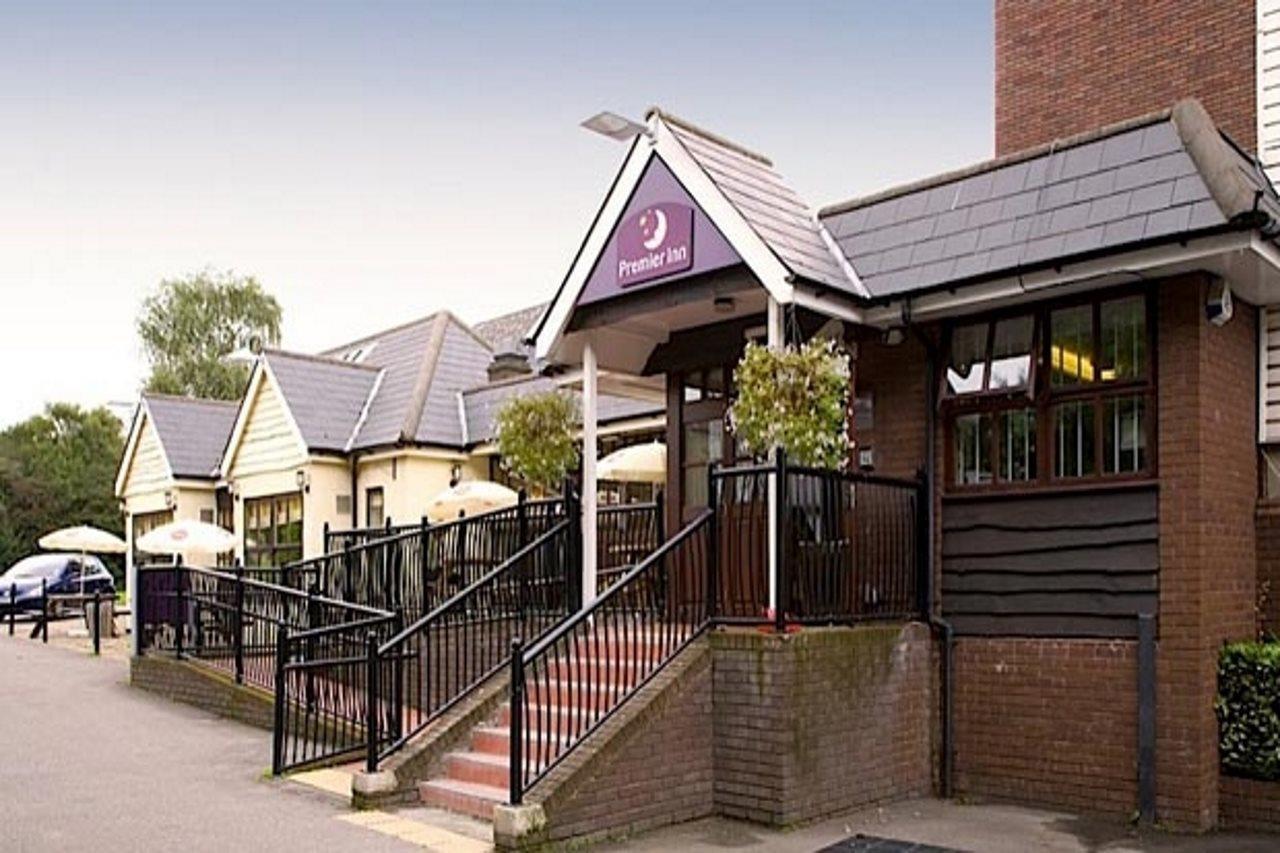 Premier Inn Epsom South ภายนอก รูปภาพ