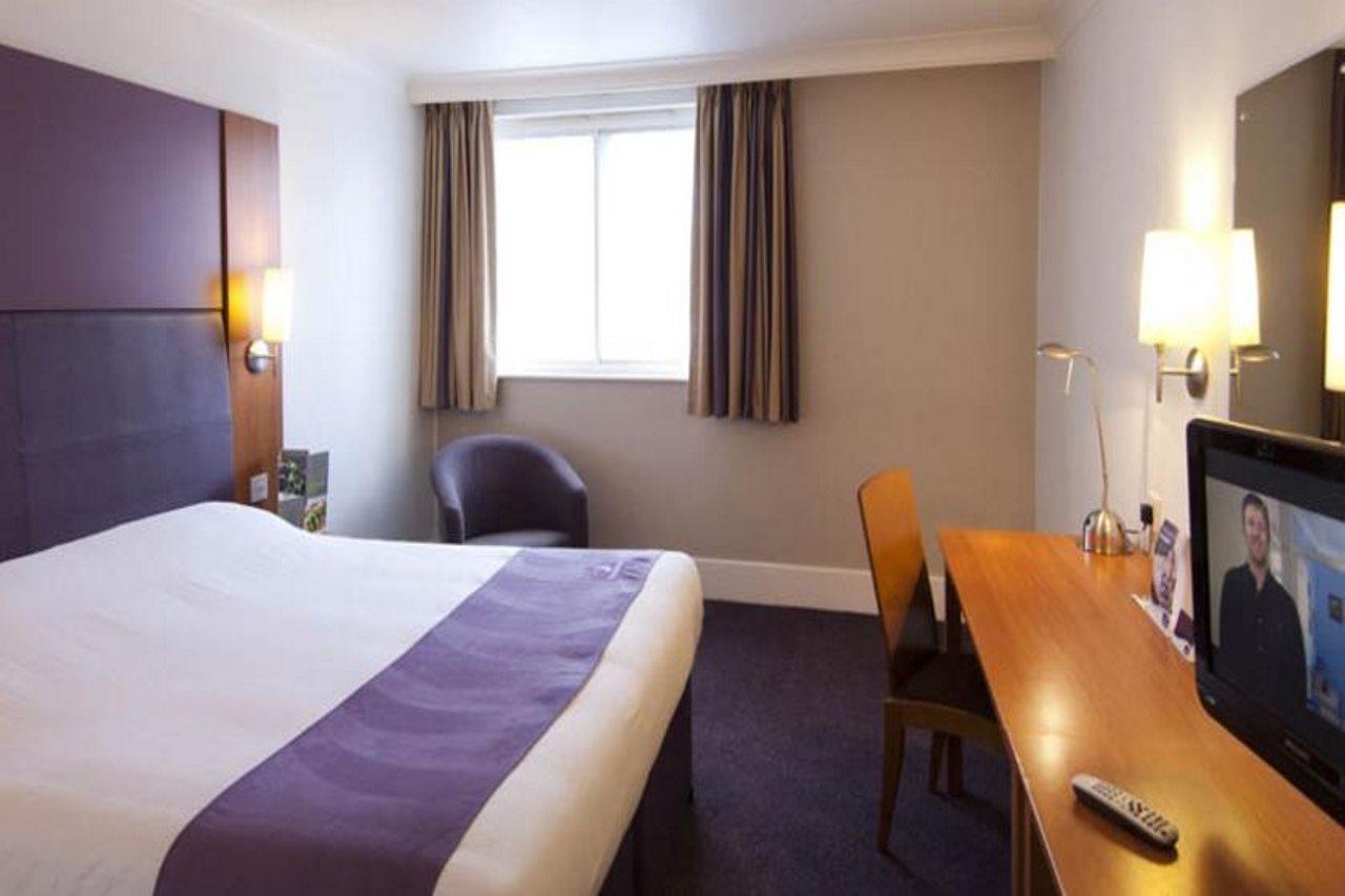 Premier Inn Epsom South ภายนอก รูปภาพ