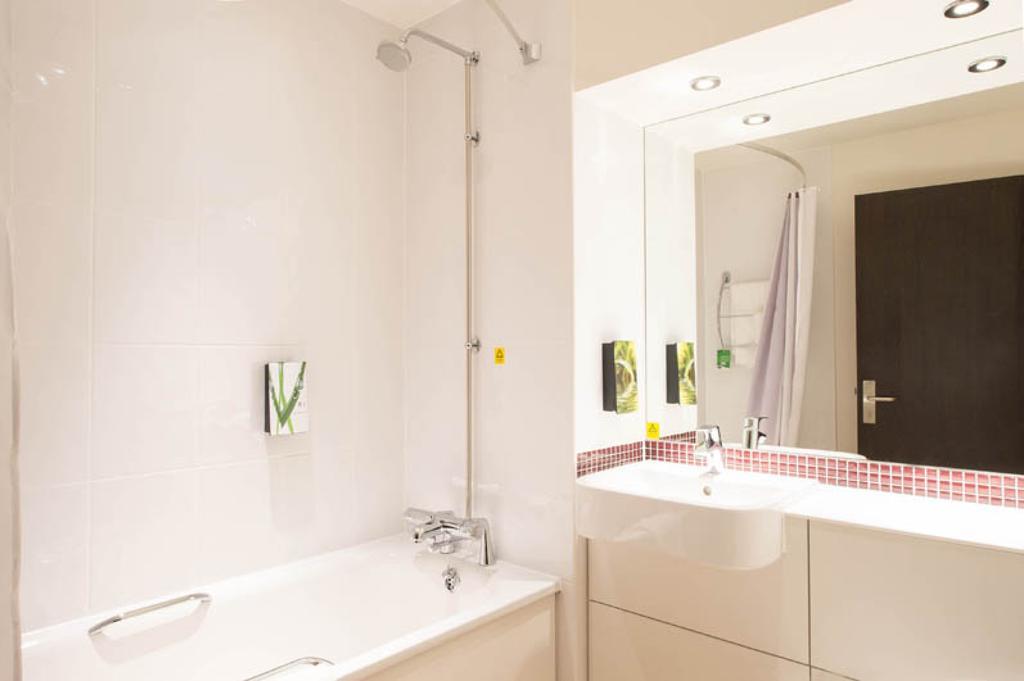 Premier Inn Epsom South ภายนอก รูปภาพ