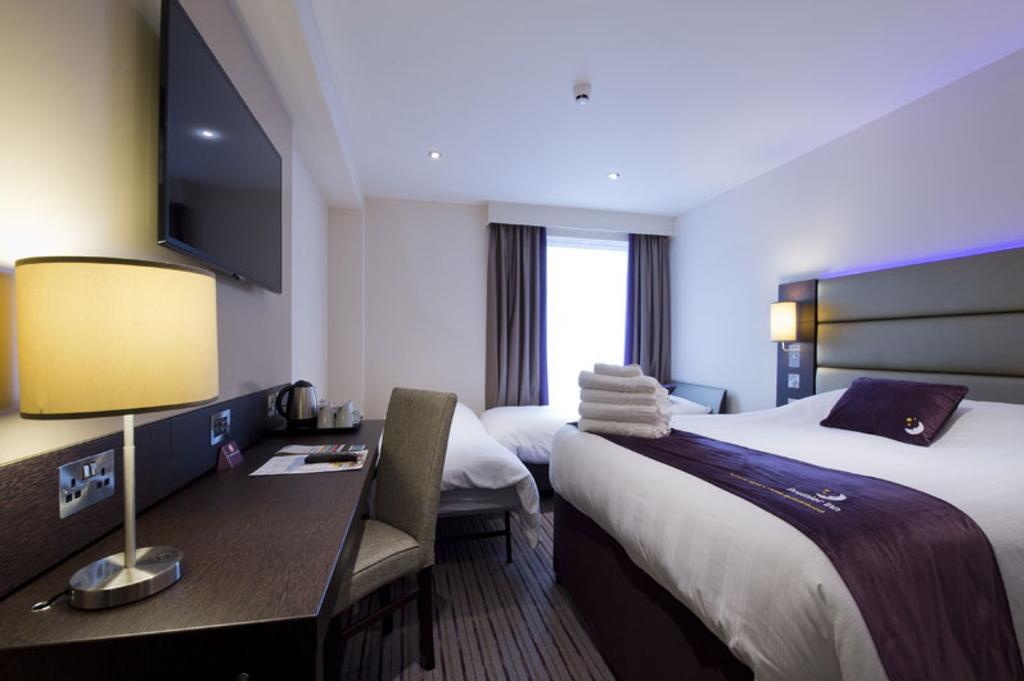 Premier Inn Epsom South ภายนอก รูปภาพ