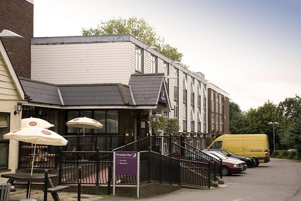 Premier Inn Epsom South ภายนอก รูปภาพ