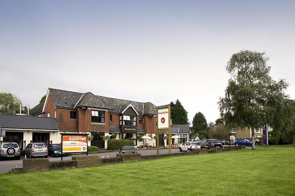 Premier Inn Epsom South ภายนอก รูปภาพ