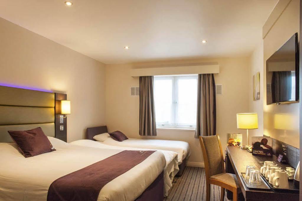 Premier Inn Epsom South ภายนอก รูปภาพ