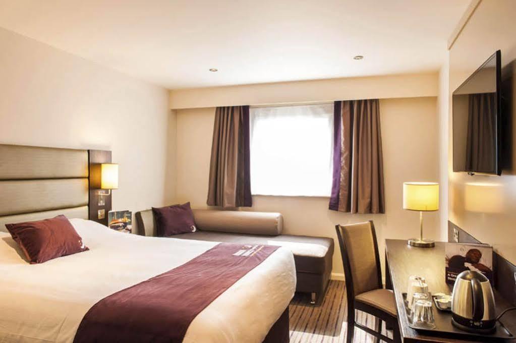 Premier Inn Epsom South ภายนอก รูปภาพ